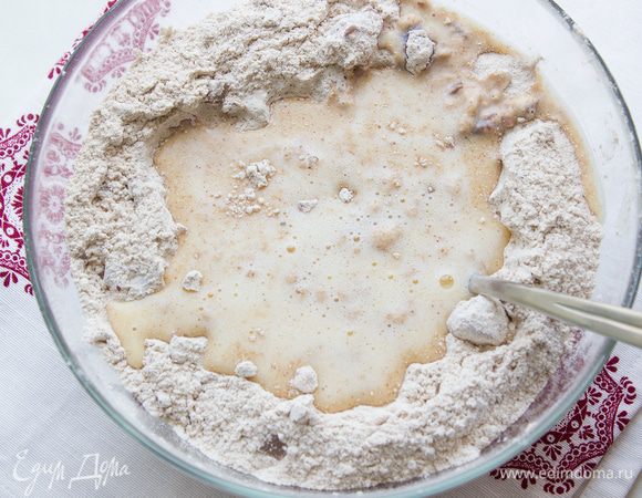 В центре сделайте углубление и аккуратно влейте молочную смесь. 