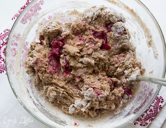 Вымесите вилкой до состояния гладкого теста.