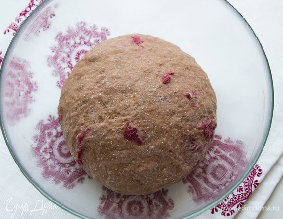 Выложите тесто на присыпанную мукой поверхность и вышивайте минут 10 до эластичного состояния. Миску смажьте сливочным маслом и уложите в нее тесто. Накройте пленкой и оставьте в теплом месте на час: тесто должно вырасти вдвое.