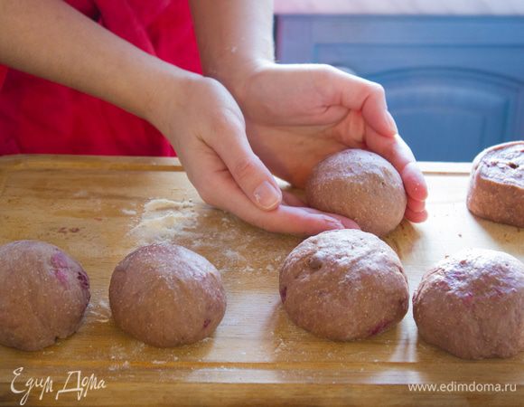Разделите тесто на две части и скатайте в колбаски. Нарежьте каждую часть на 6 кусочков, скатайте в шарики и уложите на противень. 