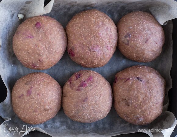 Накройте пленкой и уберите в теплое место еще на 45 минут, чтобы шарики увеличились вдвое. Разогрейте духовку до 190°C.