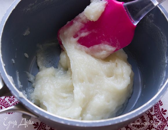 Смешайте в миске обычную муку с водой до консистенции густой пасты. 