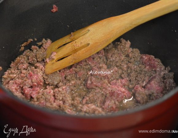 На сковороду  другую добавить масло, фарш и обжаривать до коричневого цвета. Добавить соус вустерширский. Перемешать.