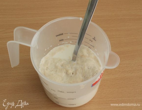 В теплом молоке с небольшим количеством сахара развести дрожжи и оставить на некоторое время до появления дрожжевой шапочки.