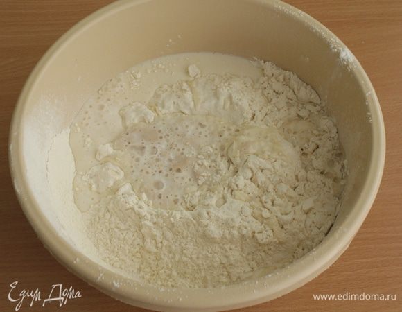 Просеять муку, добавить  сахар и дрожжевую смесь