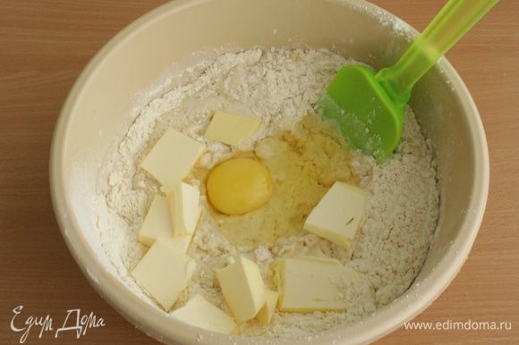 Добавить яйцо,кусочки мягкого масла и соль. Вымешивать тесто 20 минут.
