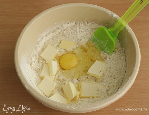 Добавить яйцо,кусочки мягкого масла и соль. Вымешивать тесто 20 минут. 