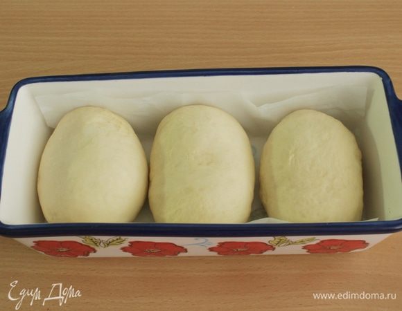 По истечении часа еще раз вымесить еще 3 минуты. Форму смазать маслом. Разделить тесто на 3 части, сформировать шарики и выложить в форму. Все тесто у меня не вошло, тесто очень хорошо поднимается, пришлось задействовать дополнительные формочки.