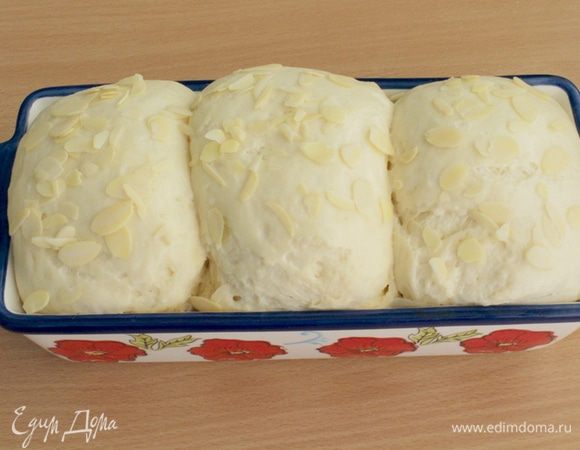 Оставить тесто на 1 час для подъема. Духовку прогреть до 150-160°С.