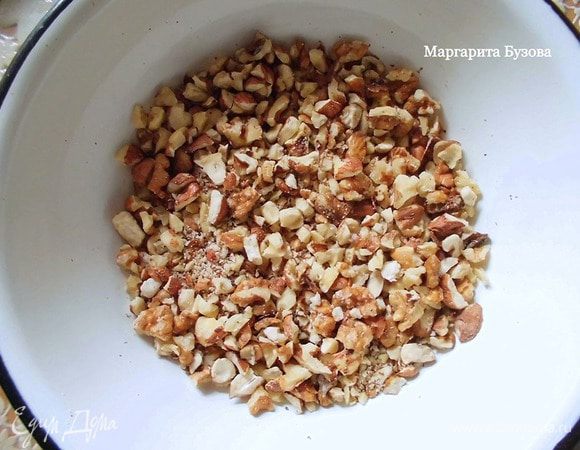 Орехи измельчить в ступке. Должны получиться крупные кусочки. Я использую смесь фундука и грецких орехов.
