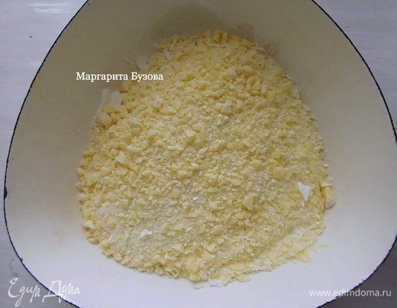 Какао-масло нарезать как можно мельче. Я стружу его большим ножом или режу на мелкие кубики и затем мелко-мелко измельчаю. 