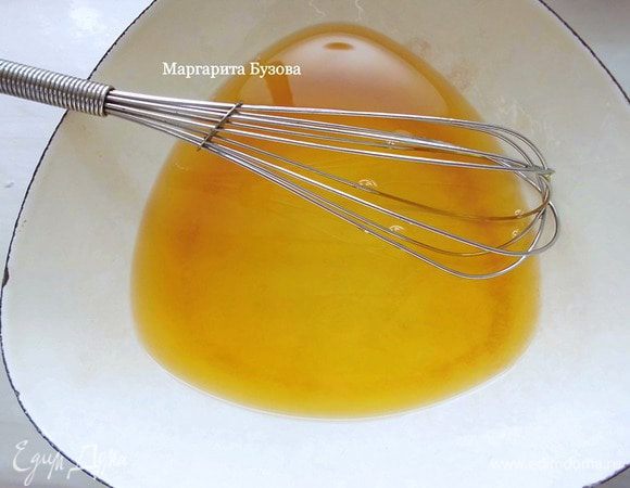 Растопить масло на водяной бане. Для этого налить в ковшик воду и довести ее до кипения. Затем снять с огня и поставить миску с маслом на ковшик. Дно не должно касаться воды! Помешивать масло время от времени венчиком или ложкой. 