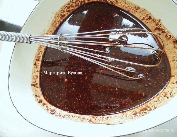 Добавить по частям кэроб. Сначала 2 ст. л., затем положить мед и оставшийся кэроб. Каждый ингредиент нужно тщательно перемешивать. Кэроб лучше предварительно просеять через сито, чтобы получилась более однородная масса. Его может понадобиться и больше. Некоторые добавляют на 100 г масла 100 г кэроба и более! Но у меня так не получается) Кстати, если Вы хотите, чтобы шоколад был более интенсивного вкуса,  добавляйте меда поменьше. К тому же вместо кэроба можно использовать какао, но я все-таки предпочитаю кэроб.
В полученную шоколадную массу положить кокосовую стружку и где-то половину орехов. Еще раз тщательно перемешать. Если шоколад начнет сильно густеть, тут же поставить его на водяную баню.