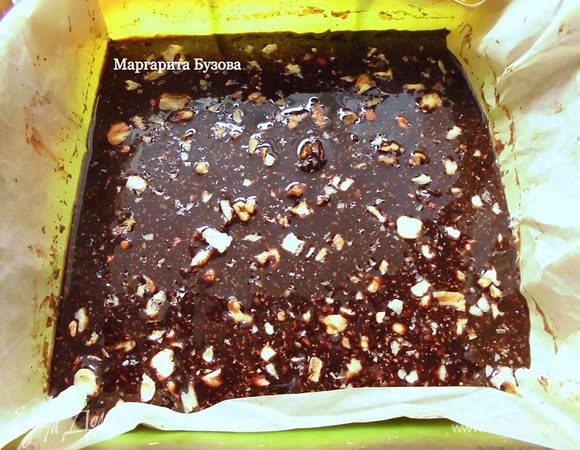 Вылить шоколад в форму и аккуратно распределить его. У меня силиконовая форма размером 20х20 см. Предварительно нужно выстелить ее бумагой для выпечки. Присыпать шоколад оставшимися орехами и дать ему застыть. Готовый десерт поломать на кусочки и подавать. 