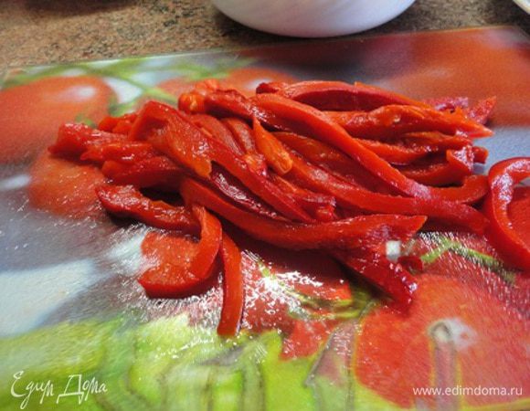 Перец очистить от кожицы, семян и плодоножки и нарезать соломкой.