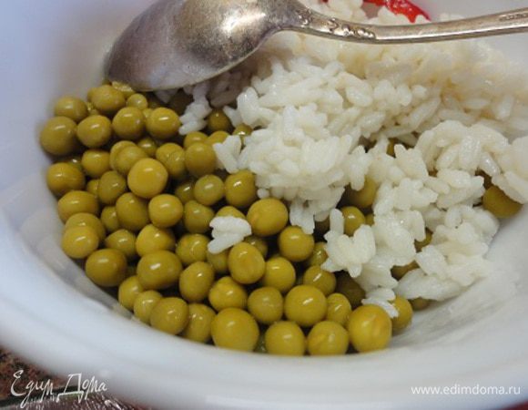 Рис соединить с горошком. Добавить перец, заправить оливковым маслом, посолить и поперчить по вкусу.