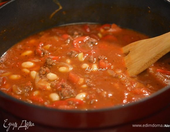 Добавить промытую баночную готовую фасоль красную или белую. Закрыть крышкой и тушить еще 30 минут.