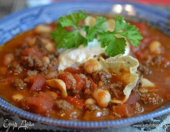 Готовый чили подаем горячим со сметаной, зеленью, кукурузными чипсами по желанию. Приятного аппетита.