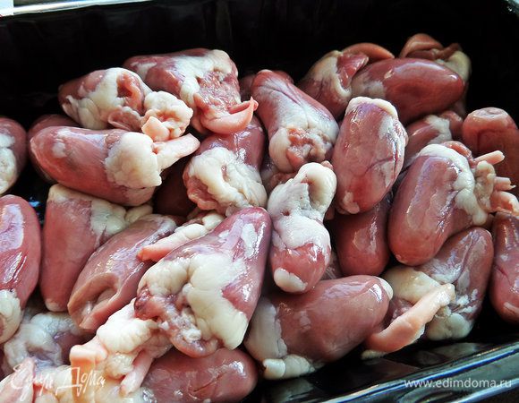 С сердечек убрать жир и жилки.