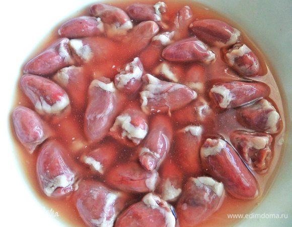Тоже промыть. Разрезать пополам. Отварить их с желудочками в подсоленной воде с лавровым листом и перцем часа 2. При длительной варке следим, чтобы не выкипела вода.