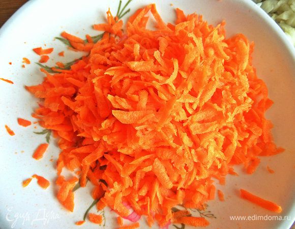Морковь крупно натереть.