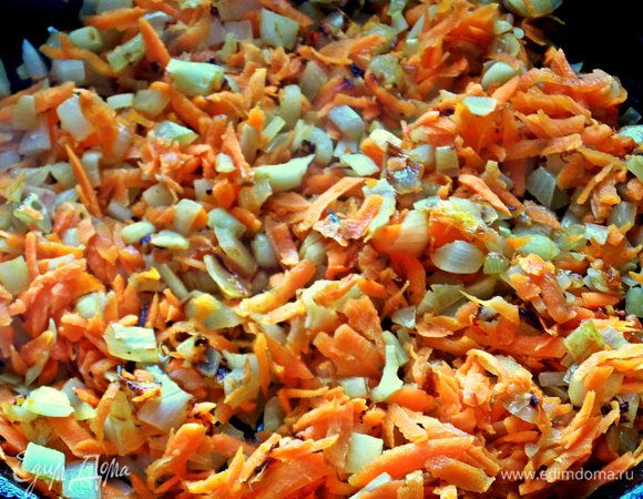 Обжарить овощи на сливочном масле.