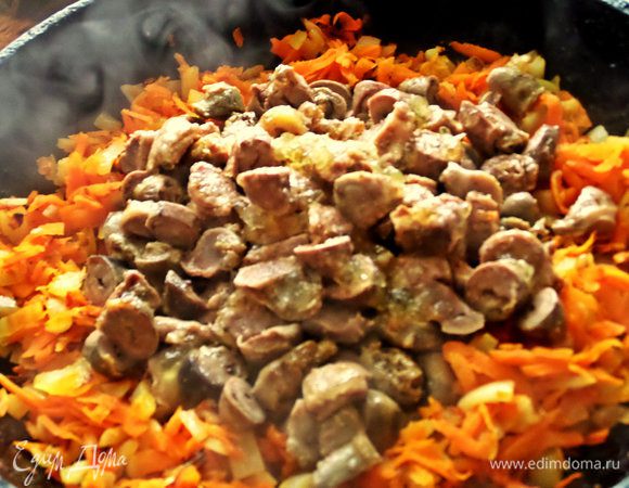 Спустя время добавить к овощам отварные субпродукты.