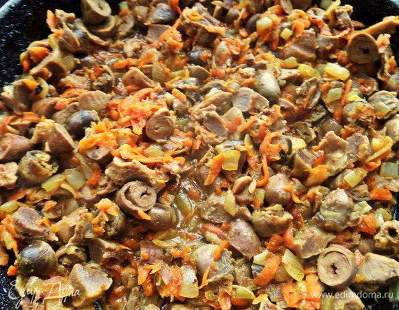 Пропассеровать несколько минут, помешивая.