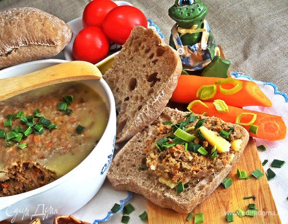 Намазываем на хлеб,посыпаем зеленью и кушаем!