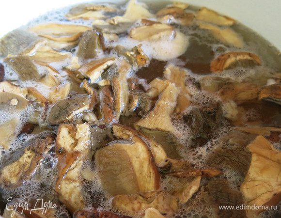 Заливаем сухие грибы водой на пару часов, отвариваем грибы.