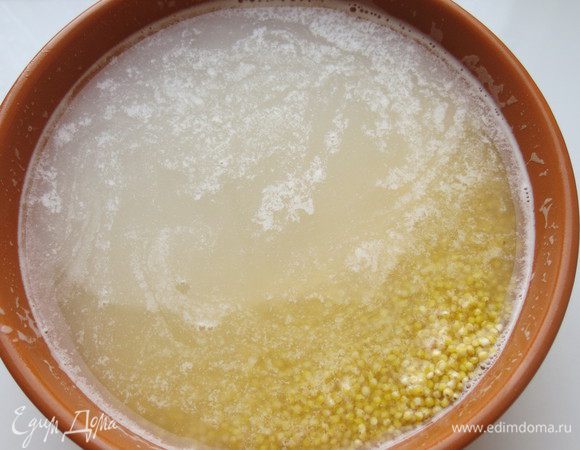 Промываем пшено, меняя воду.