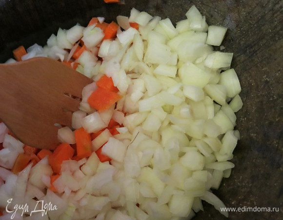 Обжариваем на растительном масле морковь, добавляем лук, прижариваем.