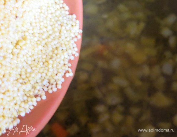 К овощам наливаем грибной отвар, и насыпаем крупу (стакан крупы — 2 литра отвара).