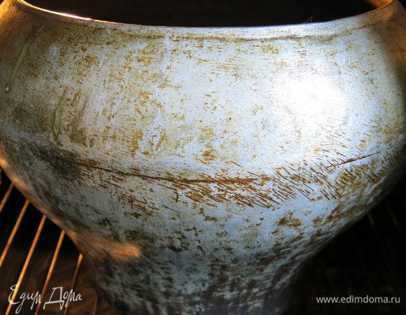 Ставим в духовку при 220°C на 30-40 минут. Добавляем картофель и грибы, все нарезанное, томим при 170°C 1 час. Выключаем духовку и даем кулешу настоятся (можно если позволяет духовой шкаф выставить температуру 50°C).

Множество рецептов кулеша с салом, шкварками, без картофеля, но это уже не постный вариант. Историки казачества утверждают, что настоящий кулеш еще более простой по составу —  обжаренное пшено, которое казаки возили в кульке у седла (отсюда и название "кулеш", горы продуктов из современных рецептов на седле воин не увезет), ключевая вода, степной чеснок и соль, густота блюда как сметана.