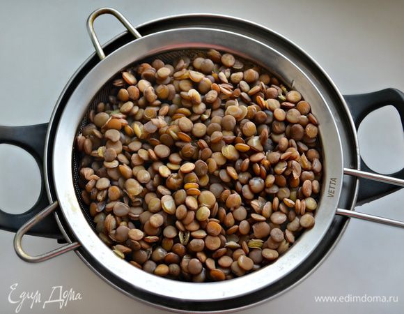 Чечевицу промыть и отварить до готовности в слегка подсоленной воде.