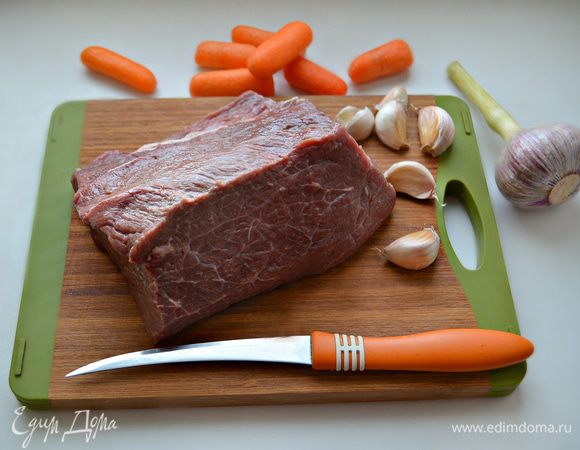 Подготовьте мясо. Ополосните водой и обсушите с помощью бумажных полотенец. Почистите и нарежьте морковь и чеснок.