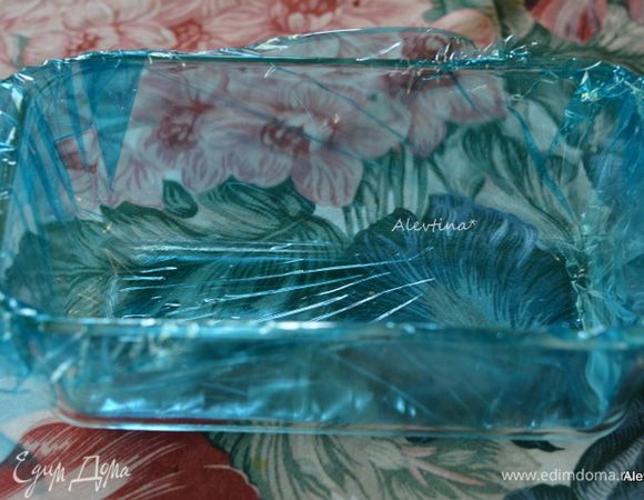 Прямоугольную форму застелить фольгой или пленкой пищевой.