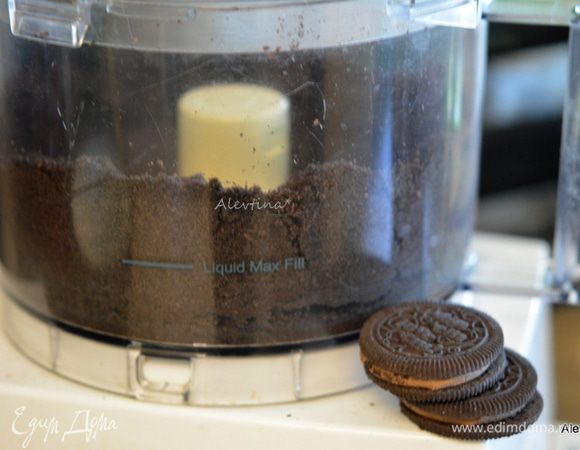 Печенье Орео взбить в крошку со сливочным размягченным маслом. 