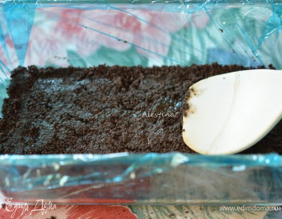 Выложить крошку в приготовленную форму, разровнять.