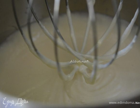 Сливочный сыр комнатной температуры взбить до мягкости. Добавить  сгущенное молоко и ваниль. 