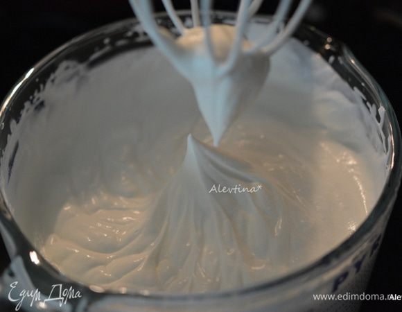 Сливки густые взбить до мягких пиков.