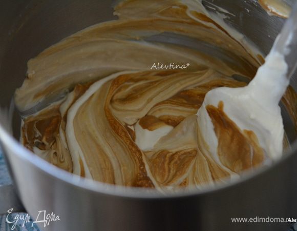 Кофейные гранулы растворить в горячей воде 1 ст.л. Добавить в сливки в одну часть, перемешать.