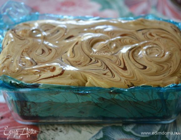 Выложить часть сливки со сливочным сыром и кофе в форму, добавить шоколадный сироп, перемешать,затем белую часть смеси, вновь сливки с кофем и шоколадный сироп. После каждого раза перемешивать ножом, рисуя круги. Поставить на 6 часов в морозильник или на ночь.