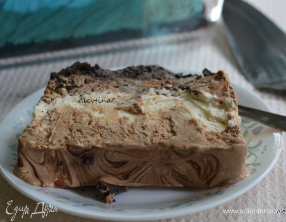 Разрезаем ножом предварительно ополоснув в горячей воде. Приятного аппетита и праздника.