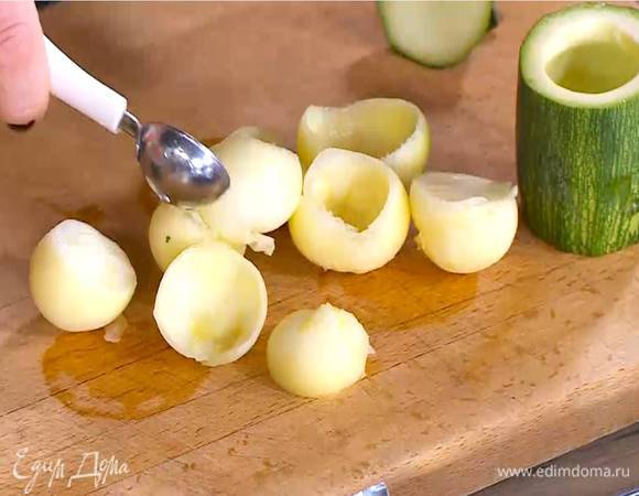 Цукини, срезав кончики, разрезать на части и ложкой вынуть мякоть с одной стороны, так чтобы получились стаканчики.