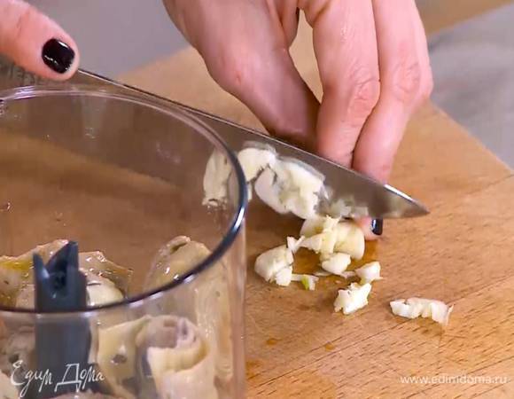 Чеснок почистить, раздавить плоской стороной ножа и порезать.