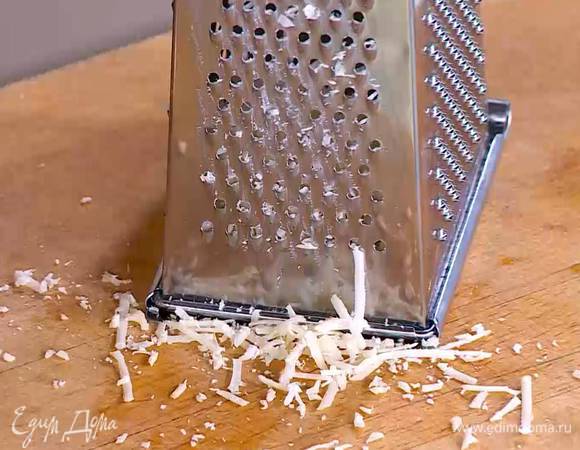 Сыр натереть на мелкой терке.