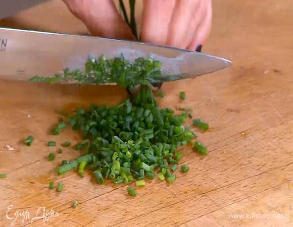 Шнитт-лук мелко порубить.