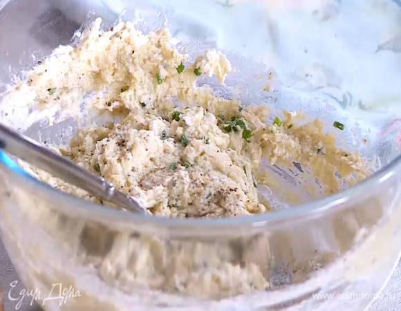 Приготовить начинку: артишоки и чеснок выложить в чашу блендера, влить оливковое масло Extra Virgin и взбить все в пюре, затем соединить с творогом, натертым сыром и шнитт-луком, посолить, поперчить и перемешать.