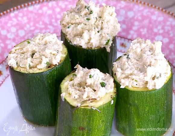 Запеченные цукини нафаршировать творожной начинкой.